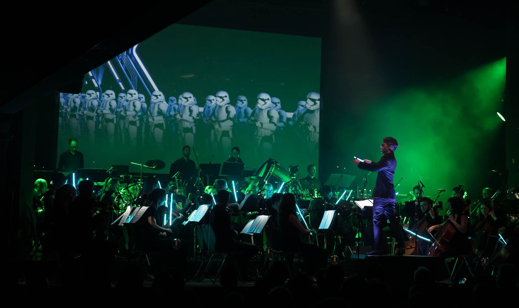 Zürcher Filmorchester mit Dirigent Pascal Tsering im Zürcher Volkshaus, im Hintergrund zu sehen ist eine Szene aus dem Film «Star Wars».