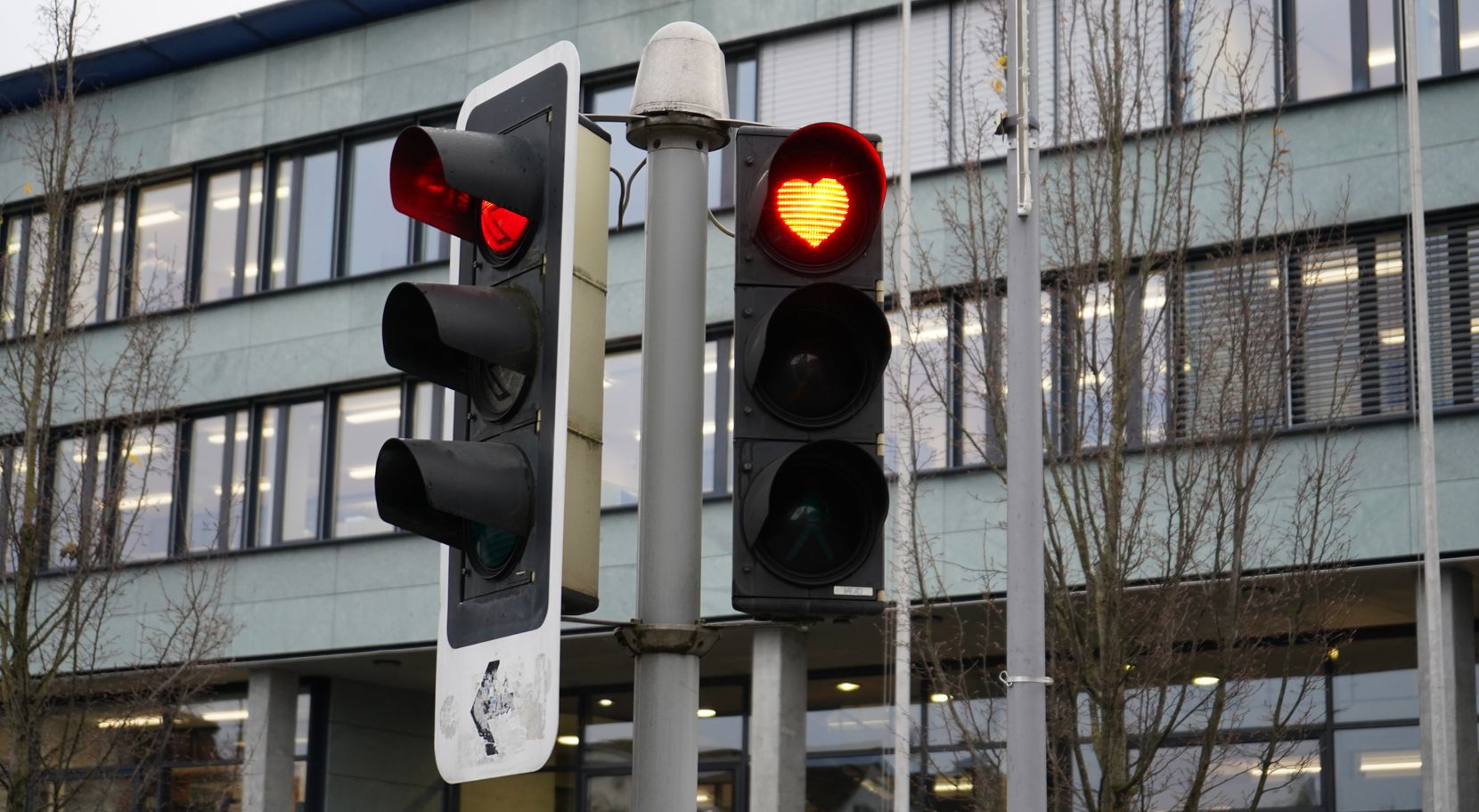 Fussgängerampel Lichtsignal Herz statt Piktogramm beim Stadthaus