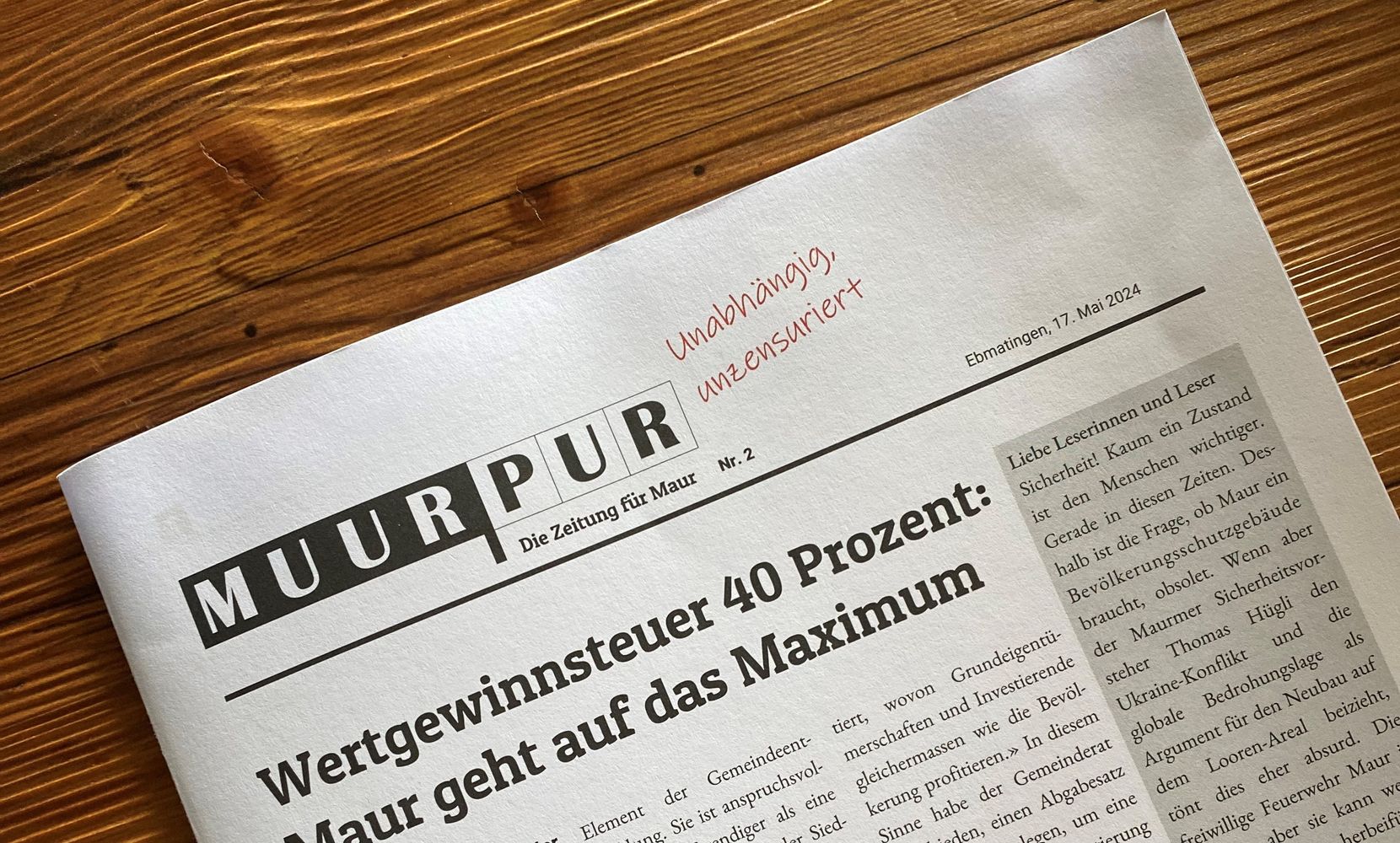 Man sieht die neue Zeitung MuurPur auf dem Tisch liegen.