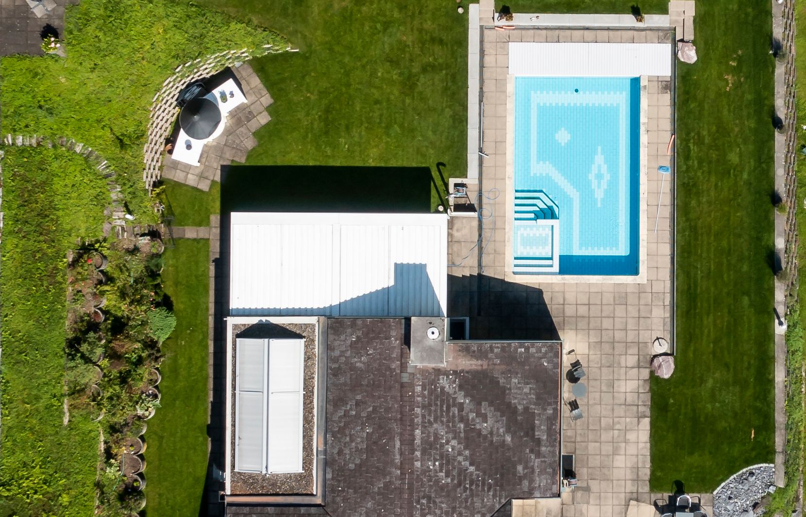 Luftaufnahme einer Villa mit Swimmingpool. 