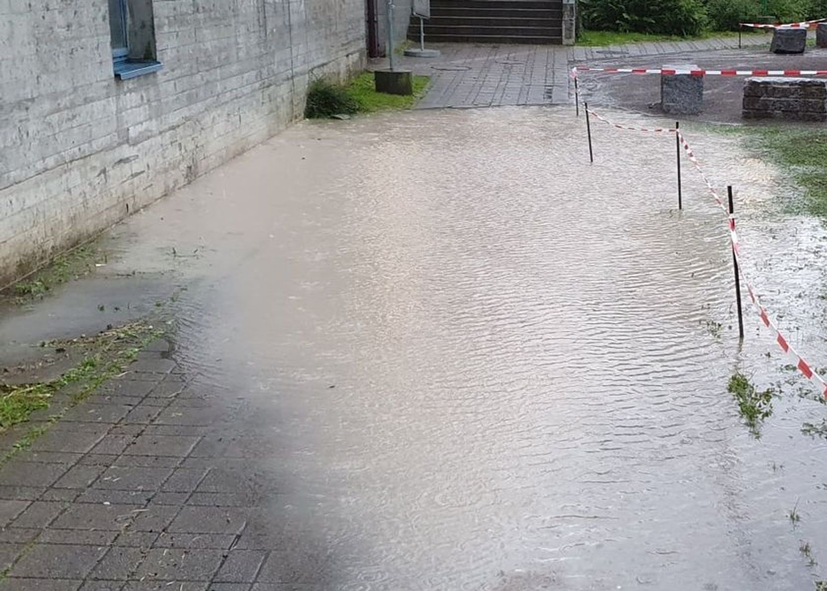 Überschwemmung auf der Strasse