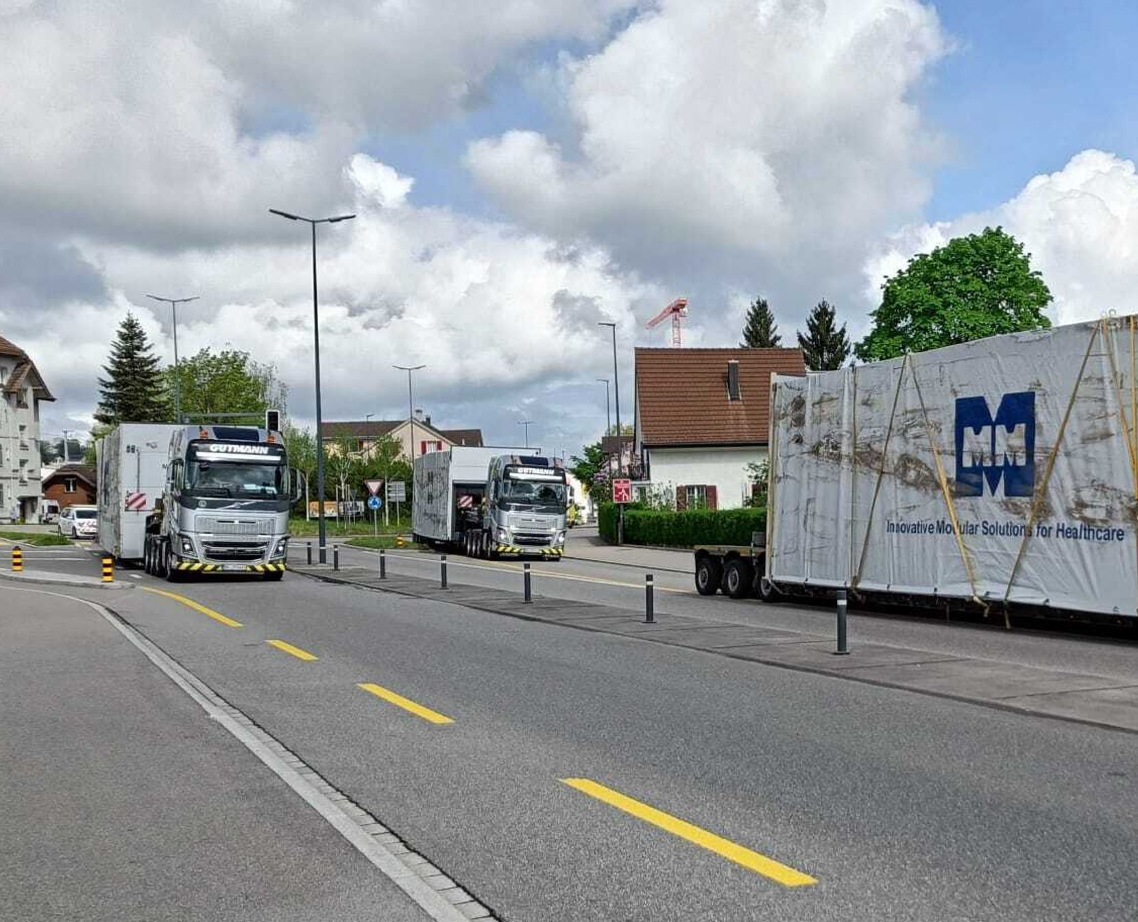 Lastwagen mit grossen Ladungen blockieren Strasse.