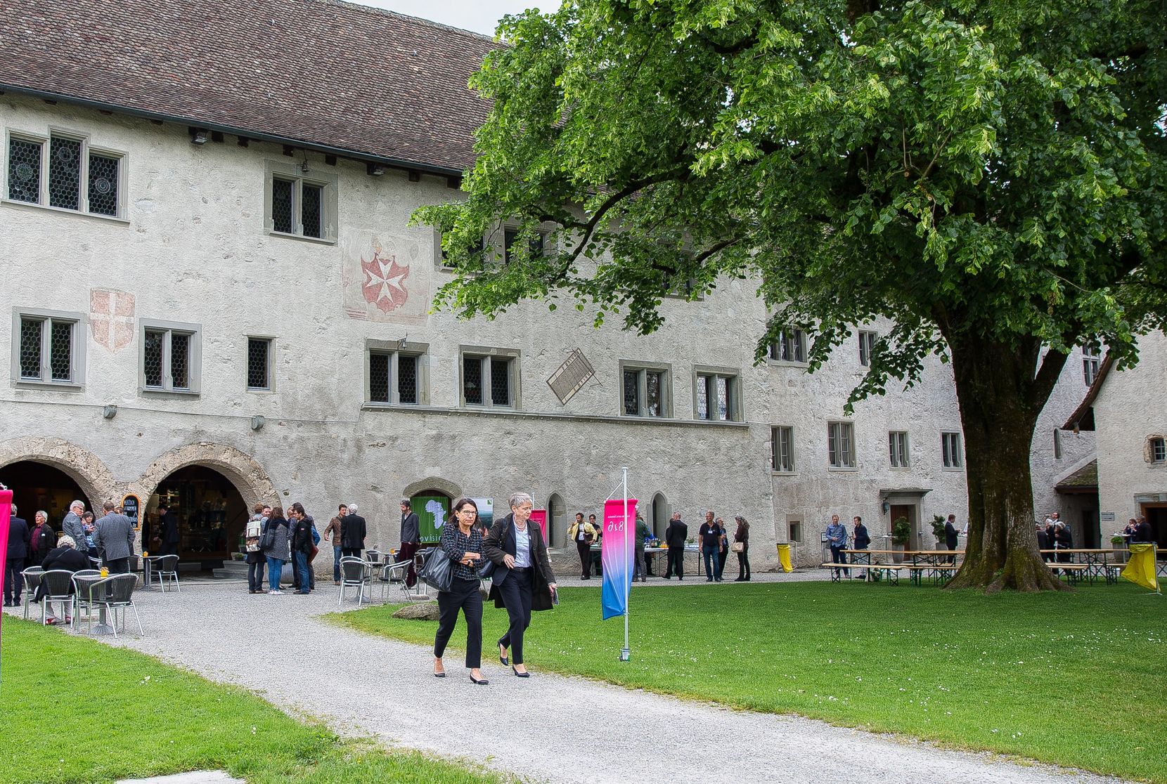 Vor dem Ritterhaus Bubikon tummeln sich Besucherinnen und Besucher.