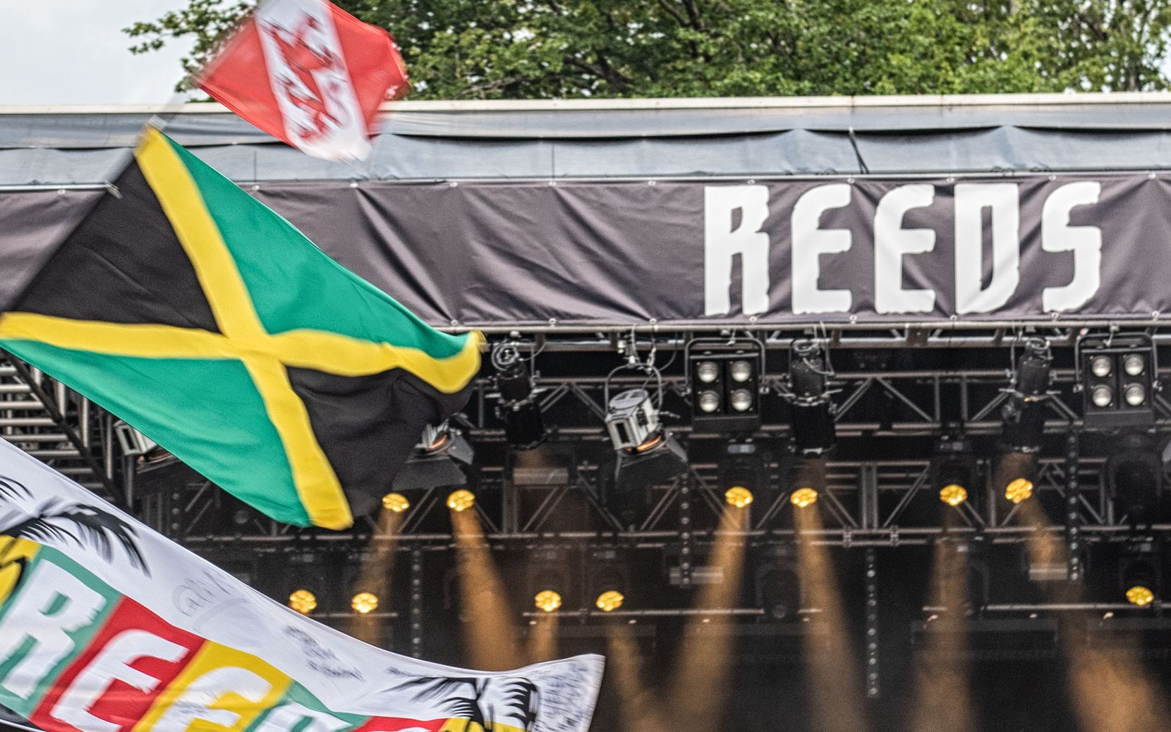 Eine jamaikanische Flagge vor dem Schriftzug «Reeds»