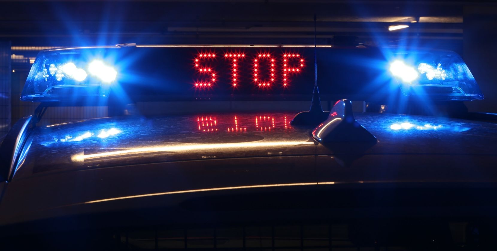 Matrixleuchte «Stopp» auf Polizeifahrzeug