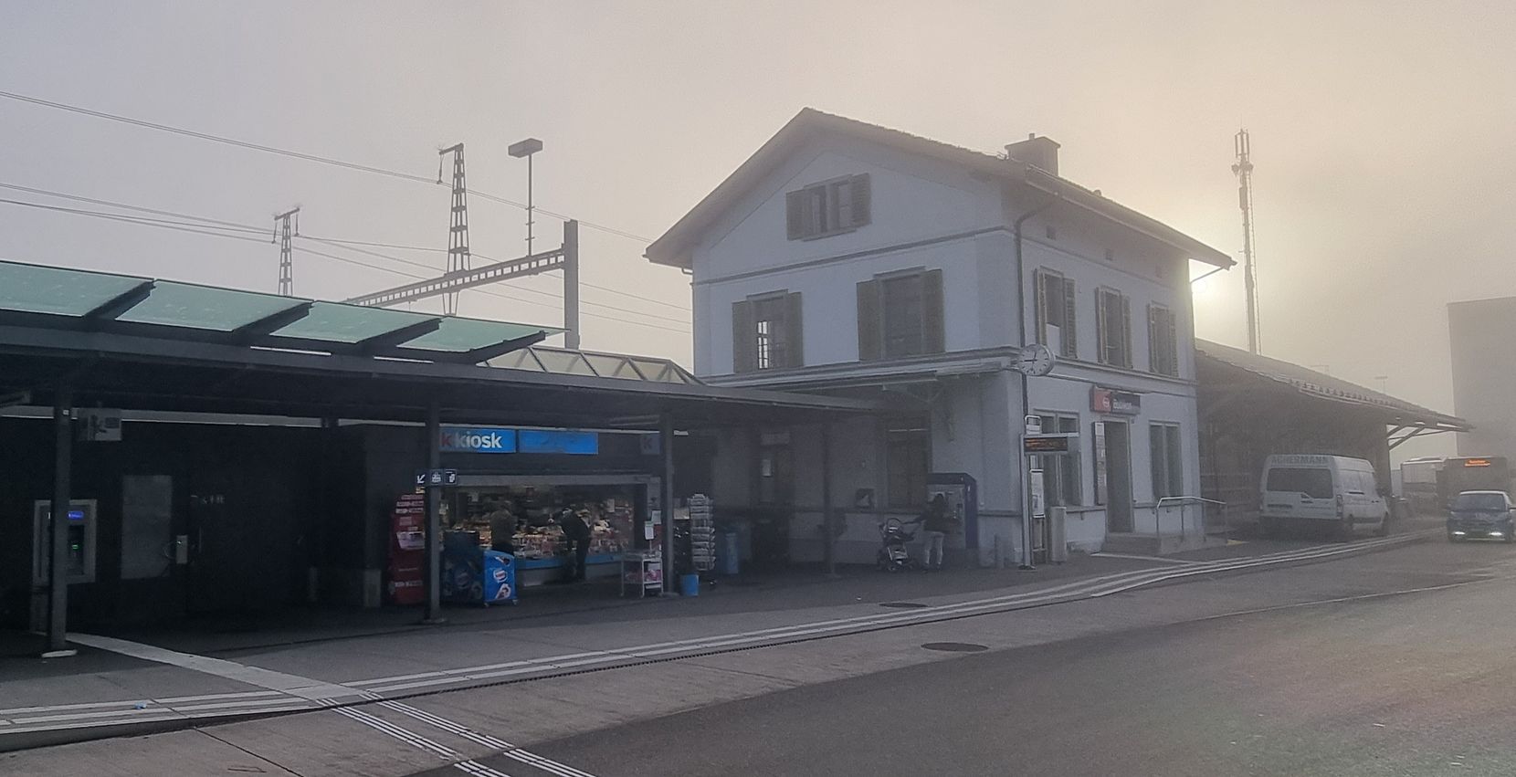 Ein Bahnhof im  Morgennebel.