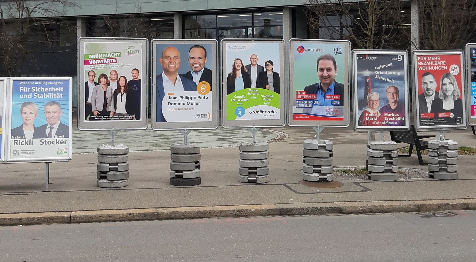 Wahlplakate beim Stadthaus vor den kantonalen Wahlen im Februar 2023