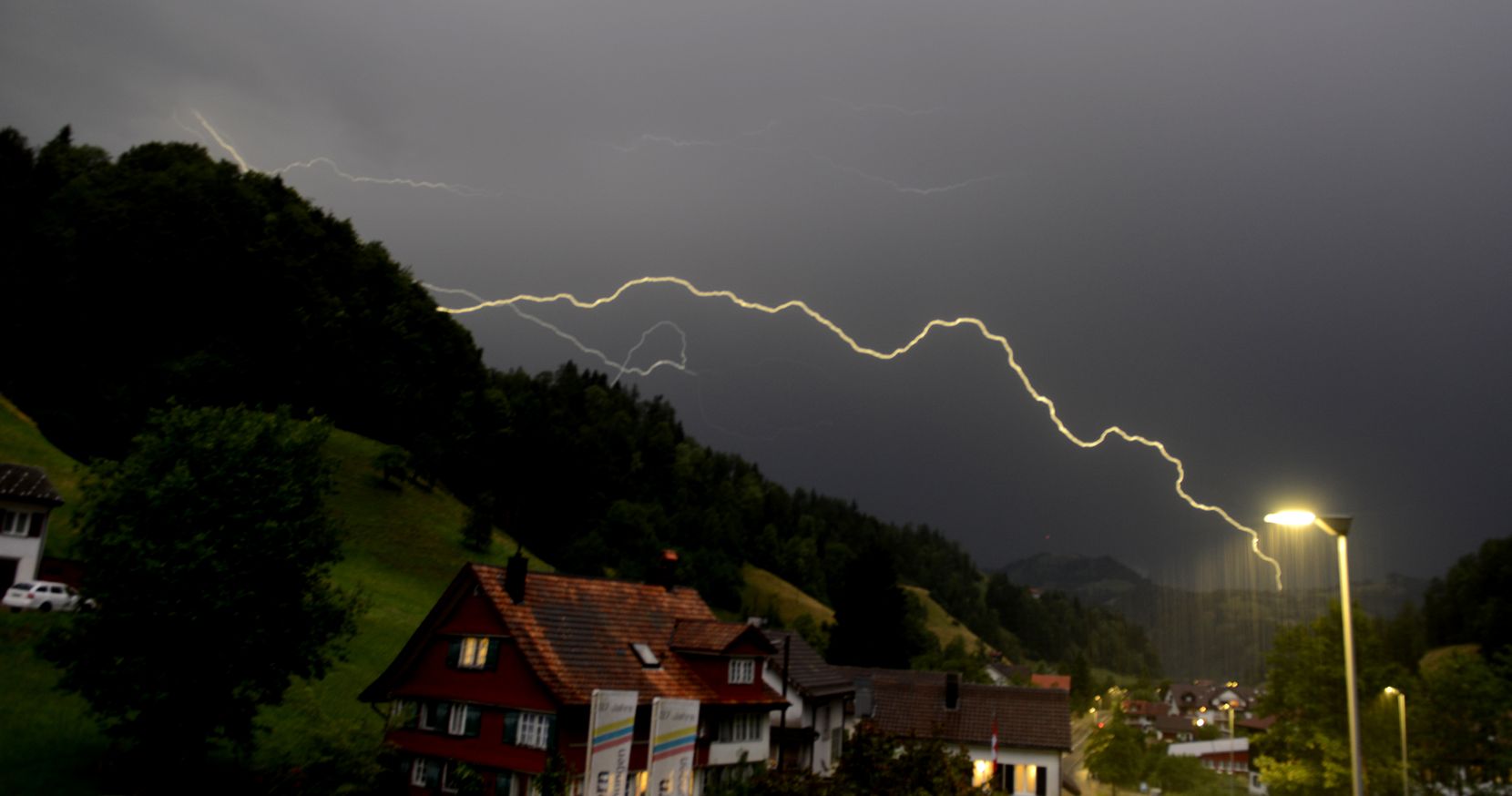 Bilder der Sturmnacht vom 11. auf den 12. Juli 2023. Zu sehen ist ein Blitz über Fischenthal.