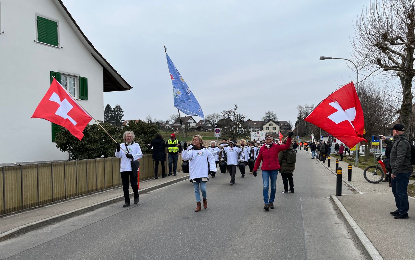 Freiheitstrychler marschieren in Seegräben