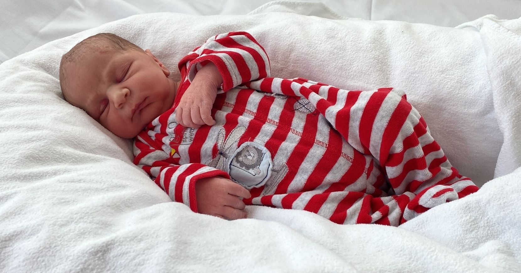 Baby liegt auf Tuch