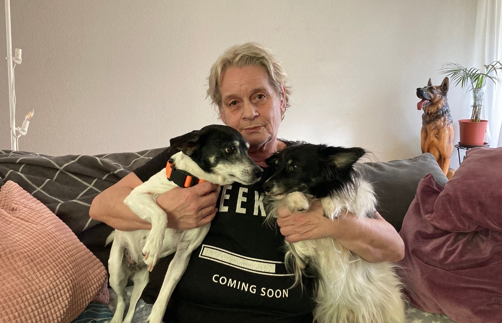 Die Rentnerin Susanna Gilly mit ihren Hunden Lea und Rocky in ihrem Wohnzimmer in Uster.