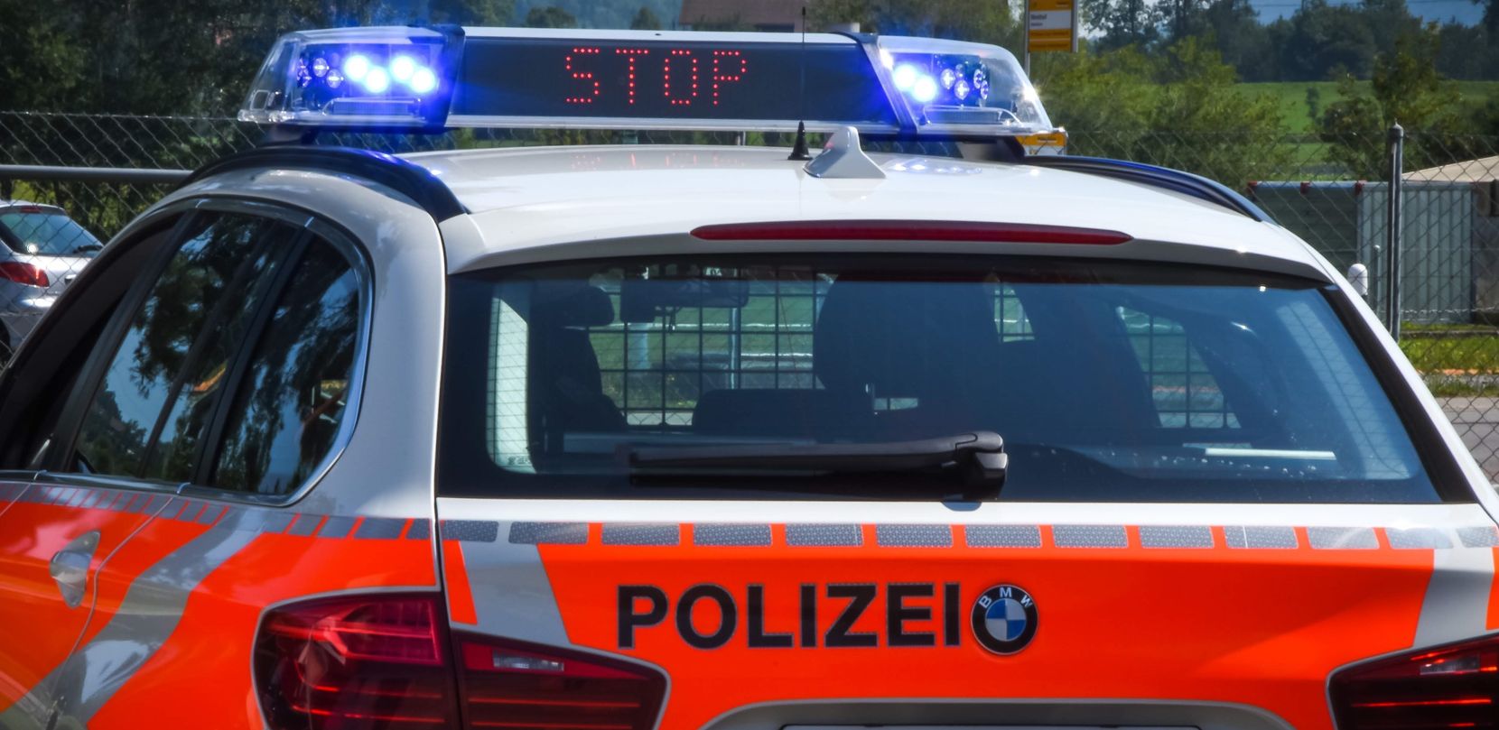 Polizeiauto mit Leuchtschrift.