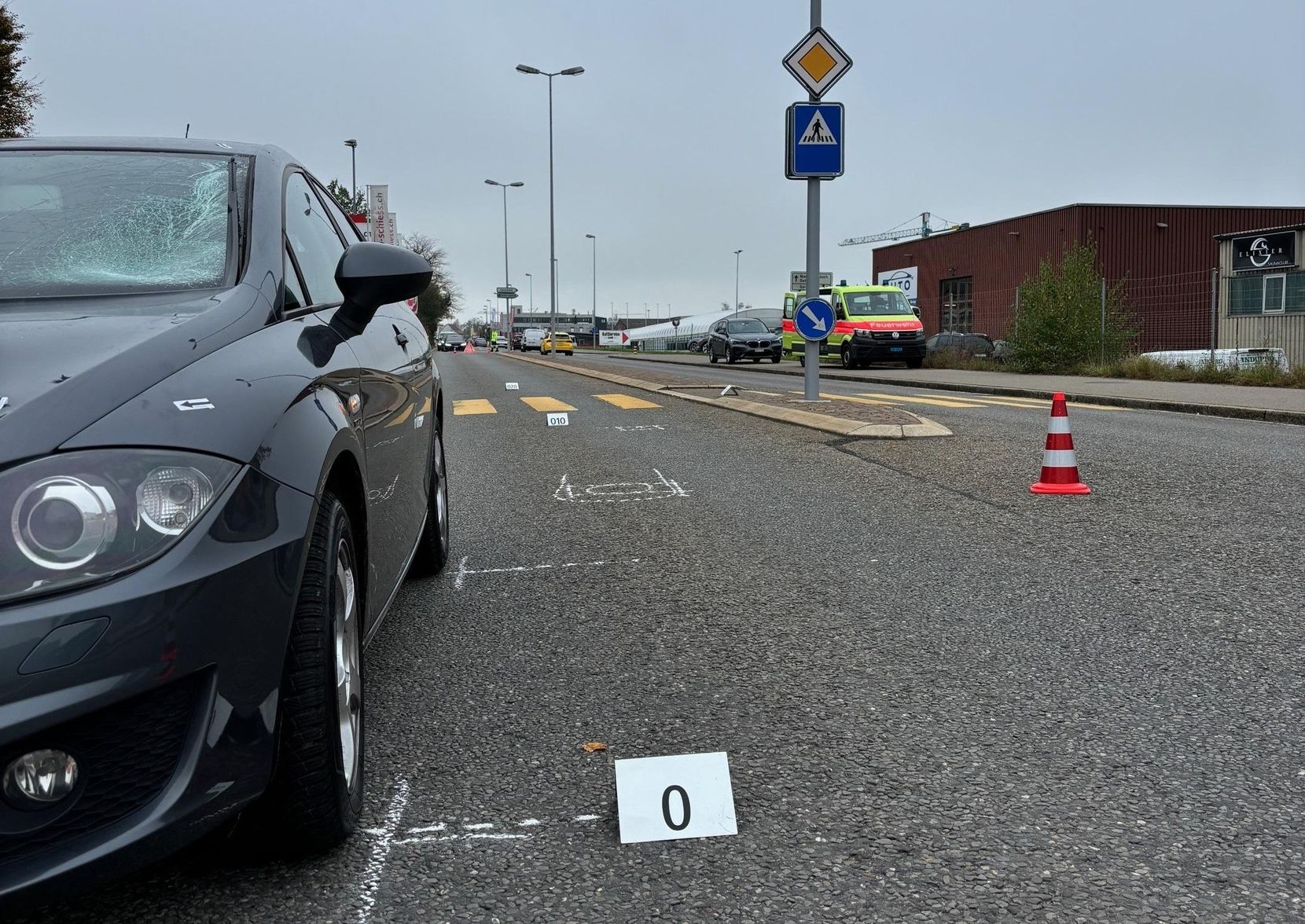 Ein Auto an einer Unfallstelle.