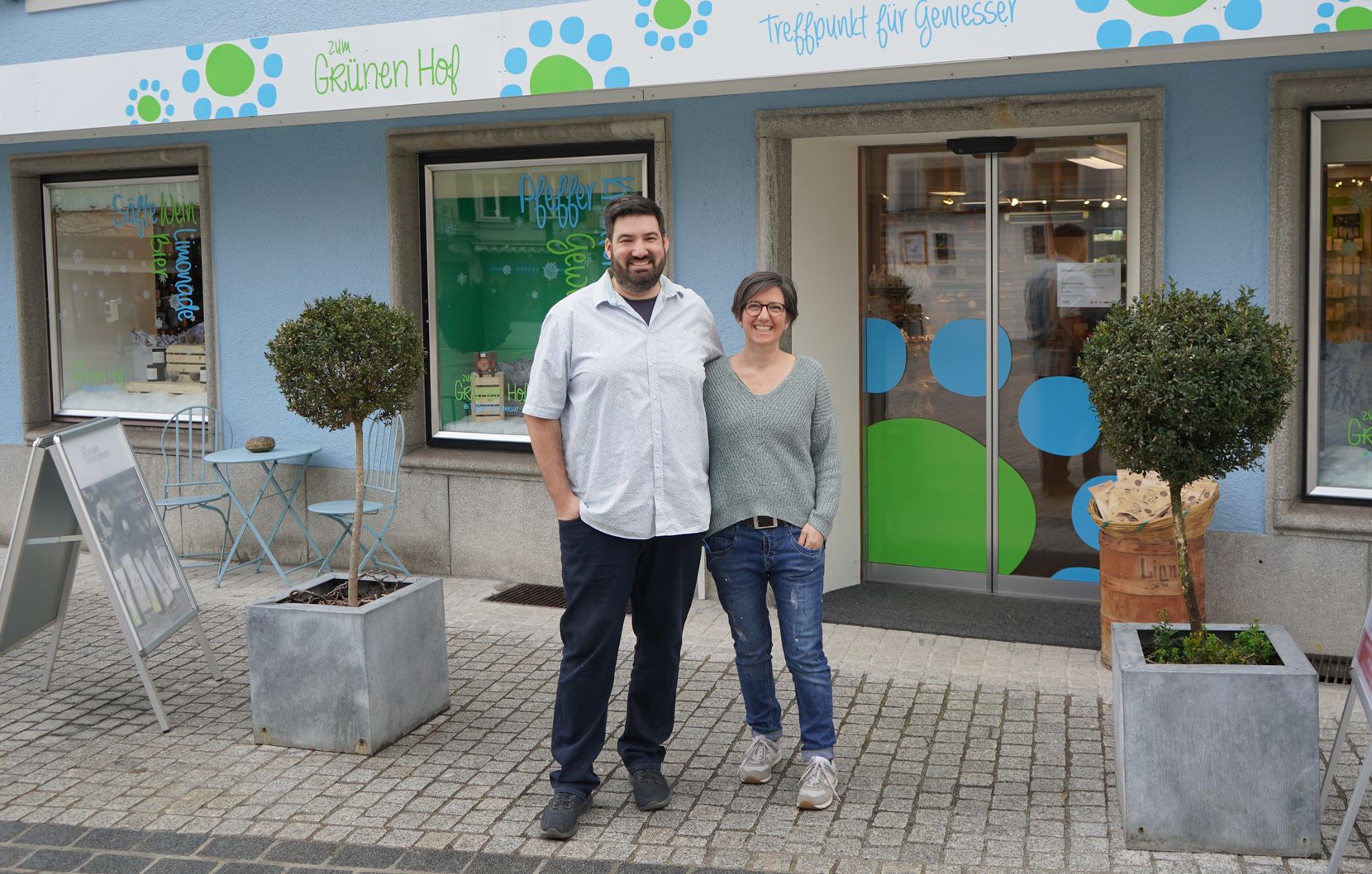 Sara und Roger Bachmann führen seit Anfang Januar 23 das Biogeschäft «zum Grünen Hof» in Pfäffikon - ehemals Teufers Kulinaria