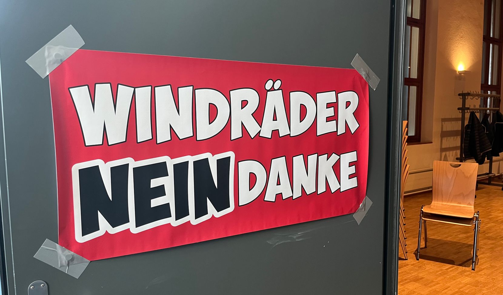 Ein Plakat mit der Aufschrift «Windräder, nein danke» im «Hirschen»-Saal in Hinwil.