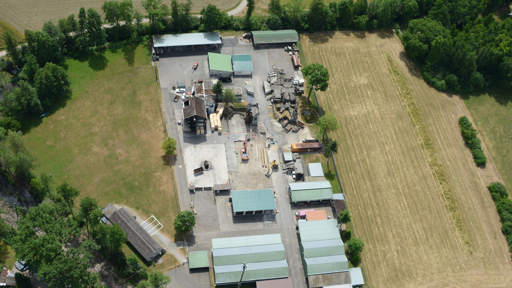 Luftaufnahme des Ausbildungszentrums Riedikon mit dem abgerissenen Brandhaus 1 in der Mitte und dem Brandhaus 2 links oben.