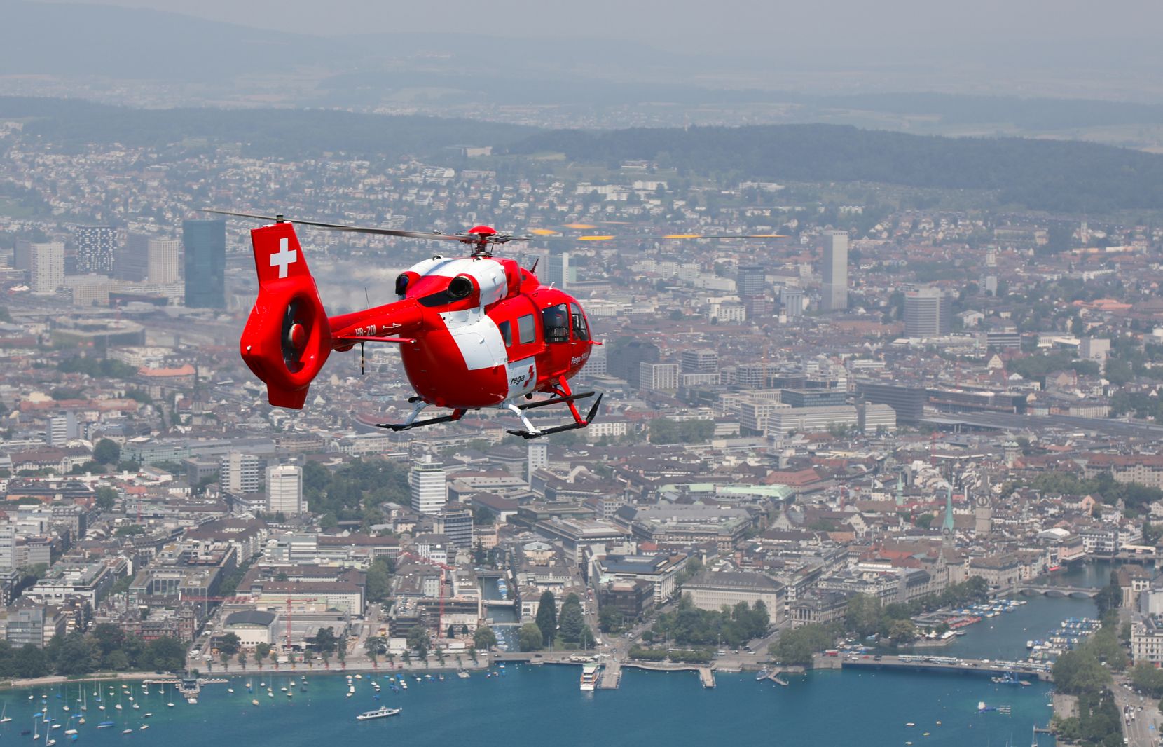 Roter Helikopter über dem Zürcher Seebecken.