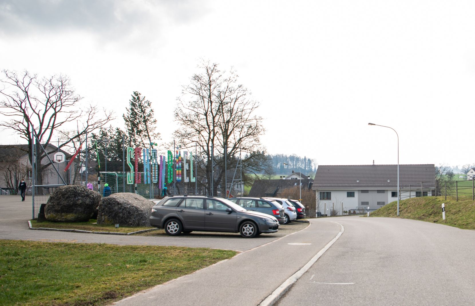 Die Schönbüelstrasse vor dem Schulhaus in Herschmettlen.