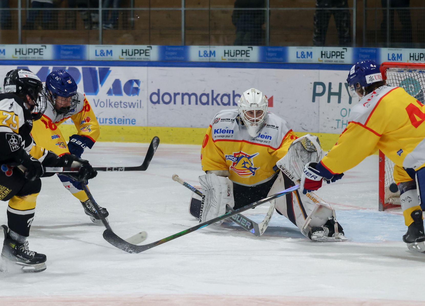 Wetzikon Ari Hochheuser trifft zum 2:1 gegen Dübi Joel Messerli