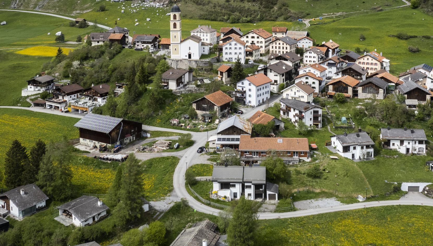 Blick auf das Dorf und den Brienzer Rutsch, aufgenommen am Dienstag, 9. Mai 2023, in Brienz-Brinzauls. 