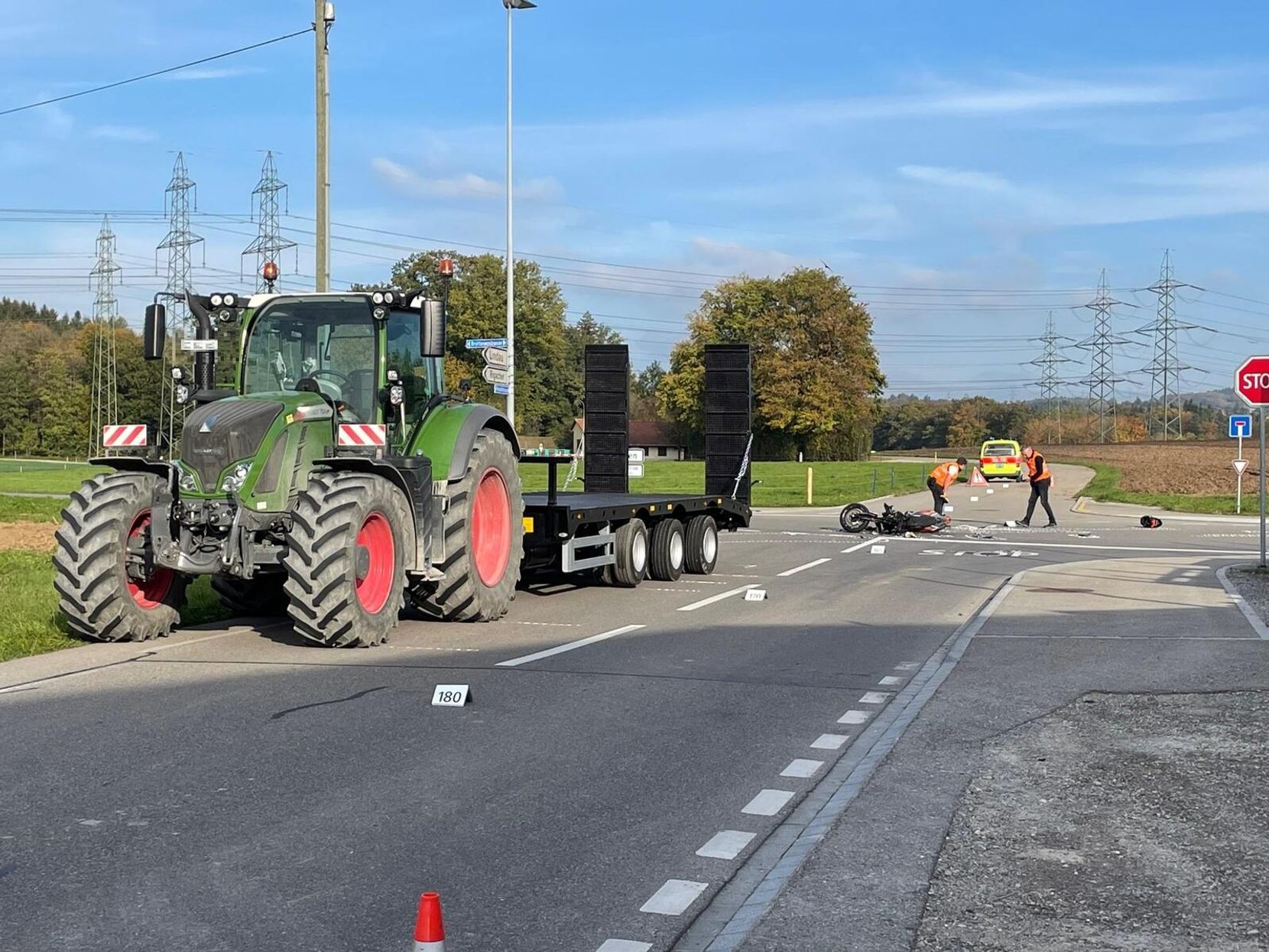 T Fffahrer Nach Kollision Mit Traktor Schwer Verletzt Z Riost