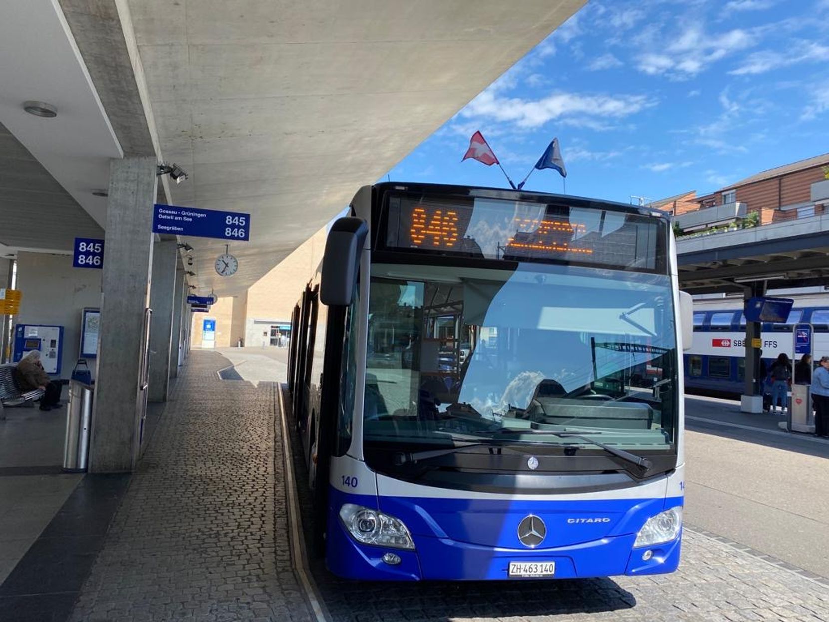 Ein Bus am Bahnhof Uster