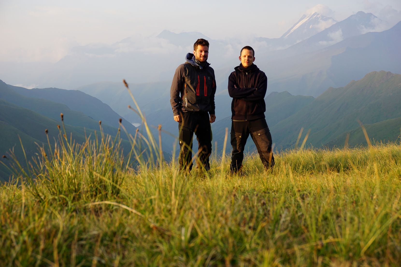 Daniel Aepli (links) und Claude Bauer stehen in einer schönen Berglandschaft.