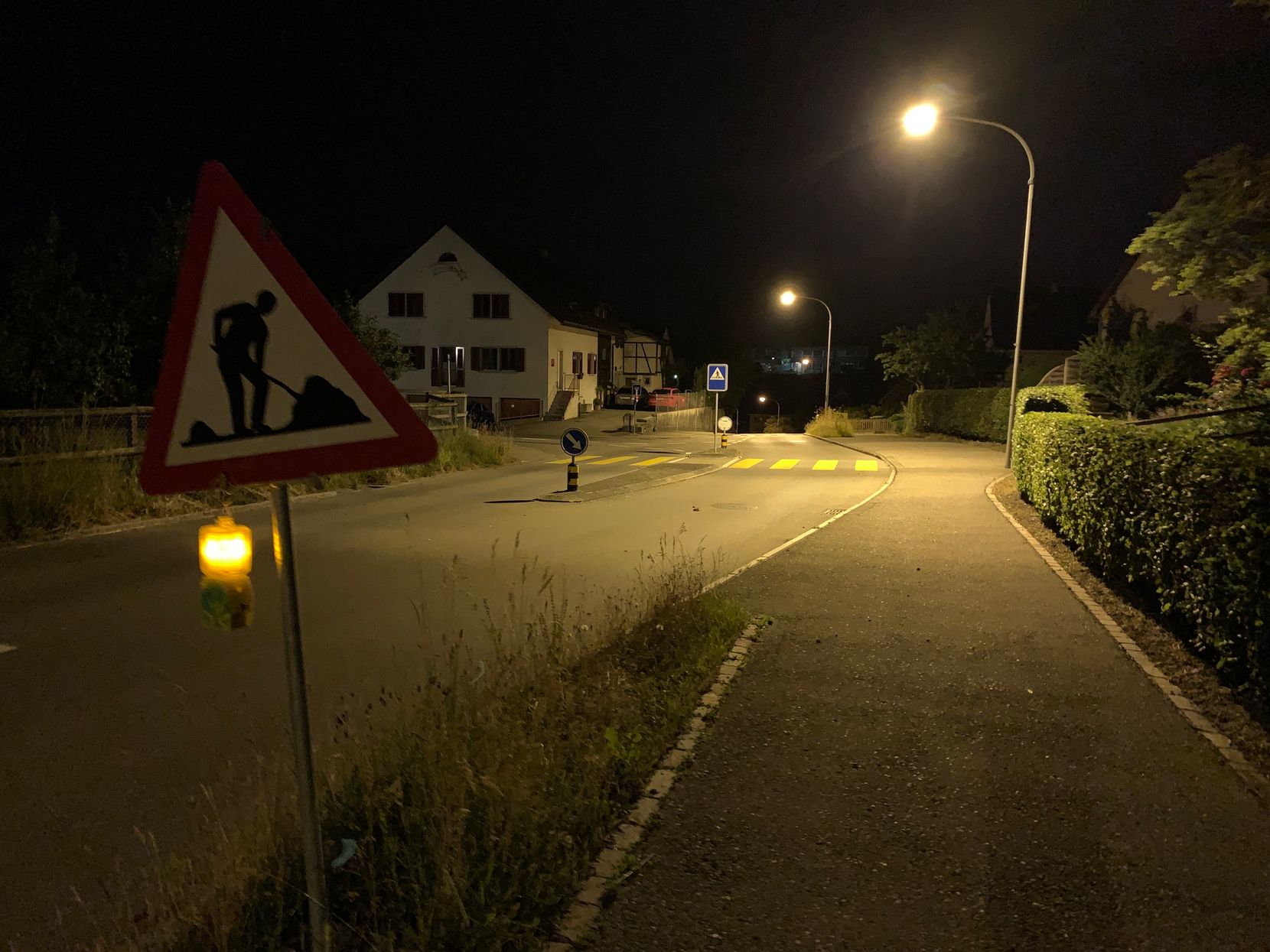 Strassenbeleuchtung im Seegräbner Ortsteil Sack sowie eine Tafel Bauarbeiten. 