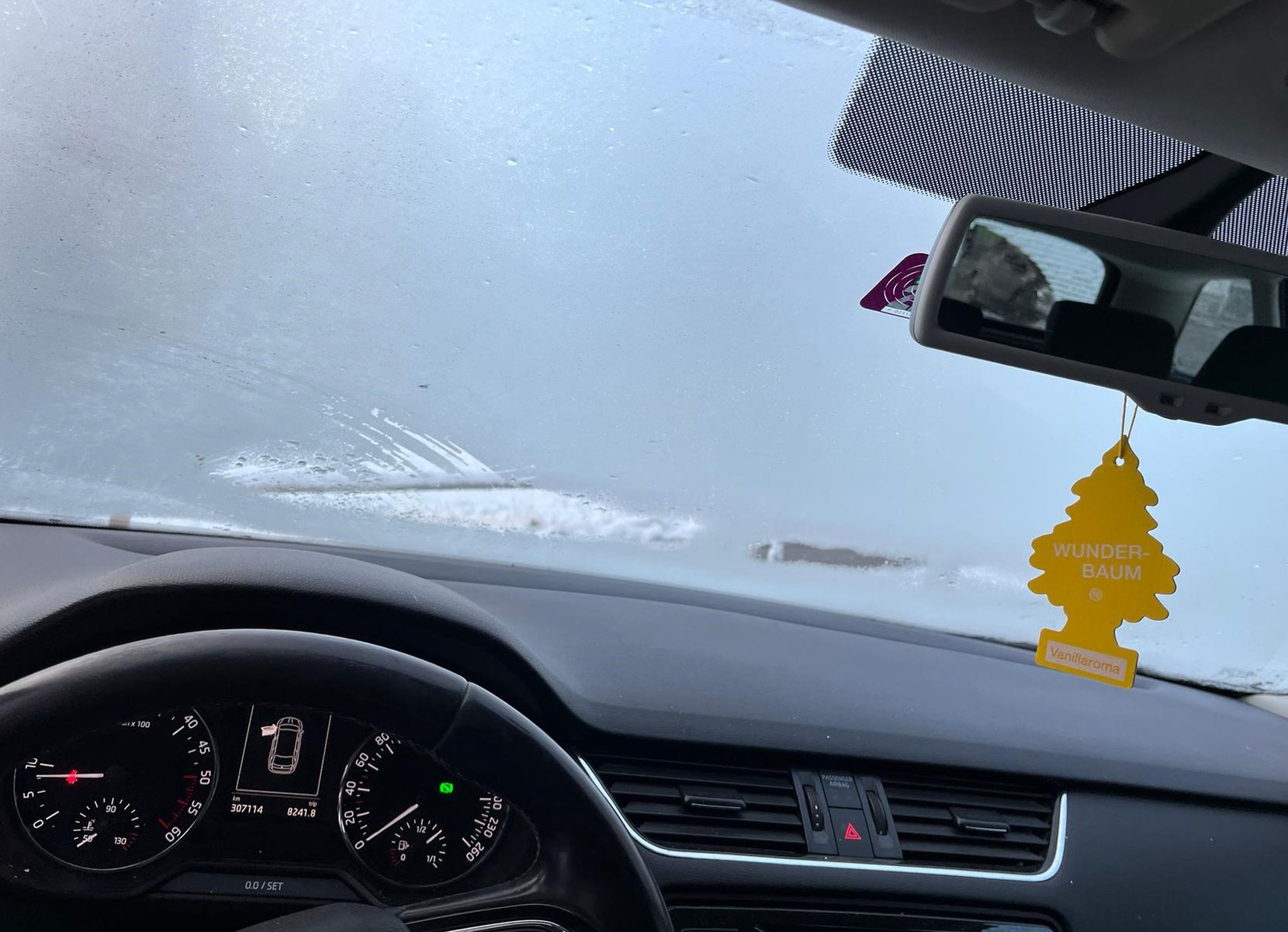 Die Stadtpolizei Winterthur hat am Sonntag einen Autofahrer mit völlig vereister Scheibe angehalten.