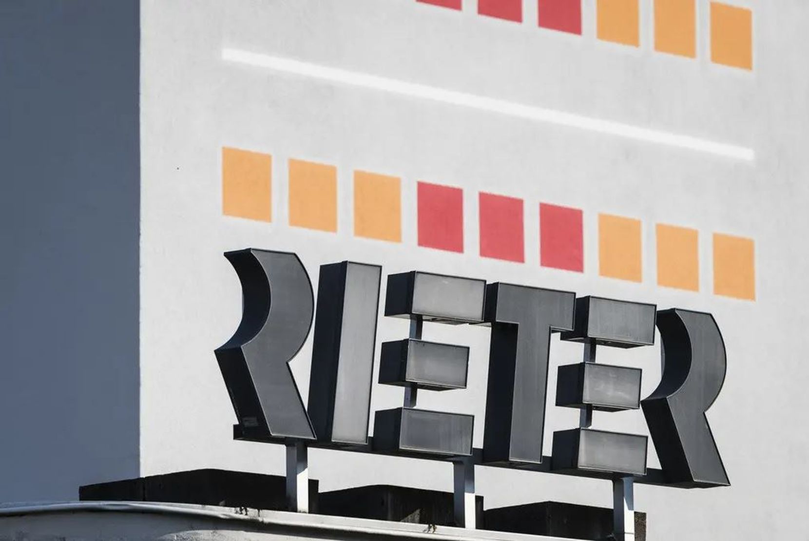 Man sieht das Logo der Firma Rieter auf einem Firmengebäude.