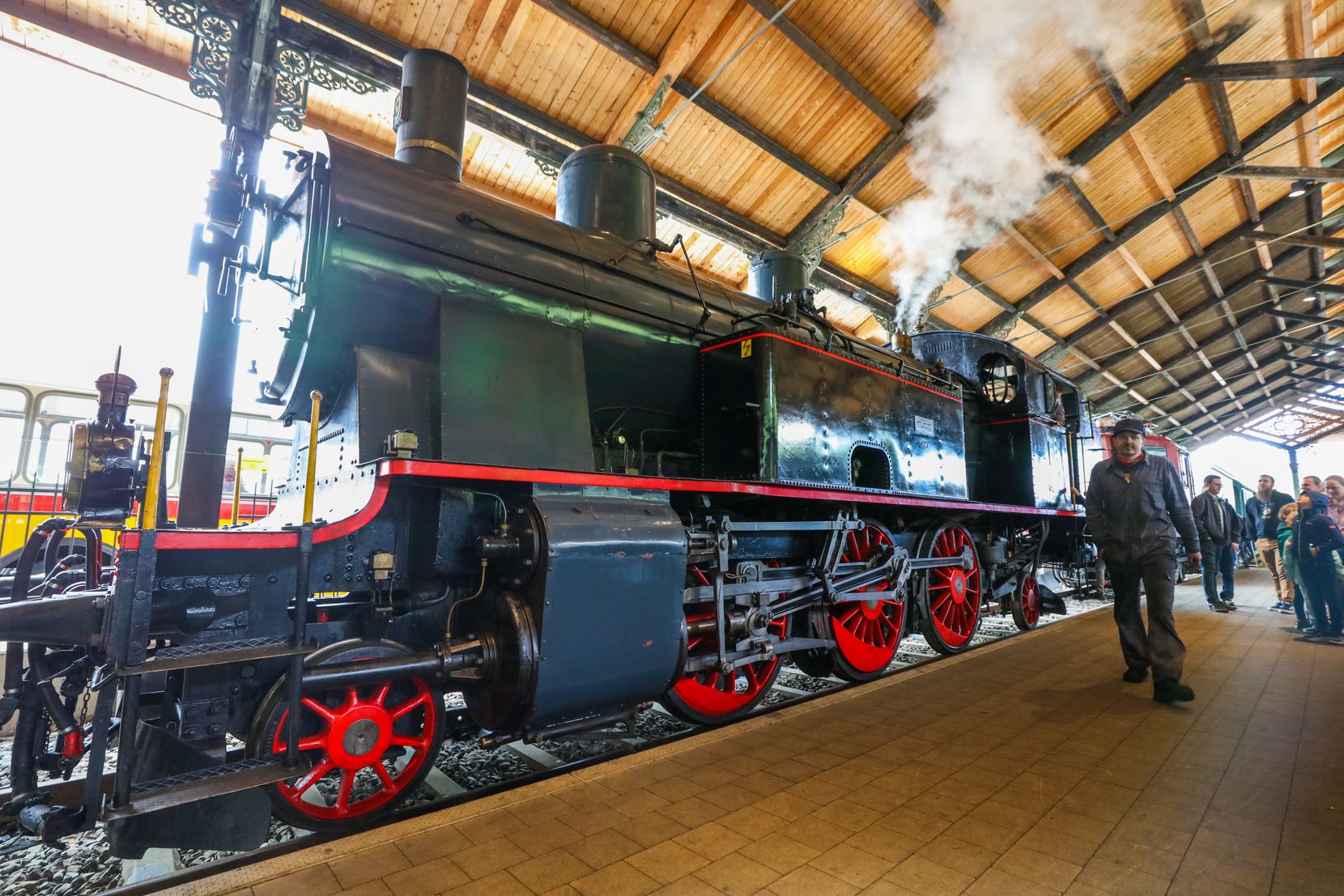 Eine Dampflokomotive steht in einer Bahnhofshalle.