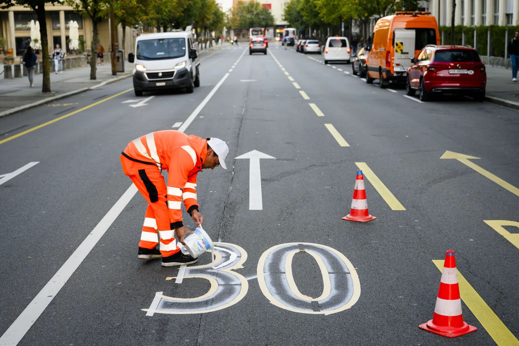Bauarbeiter malt eine 30 auf die Straße.