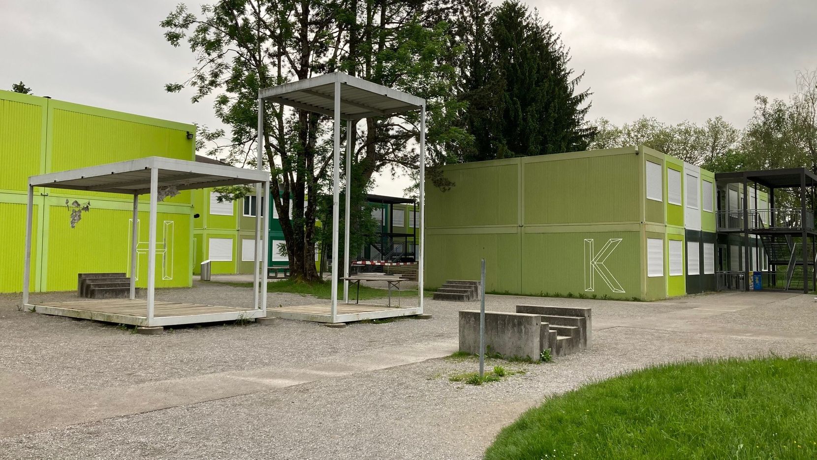 Module der Kantonsschule in Uster, mit Kiesplatz und Pavillon. 