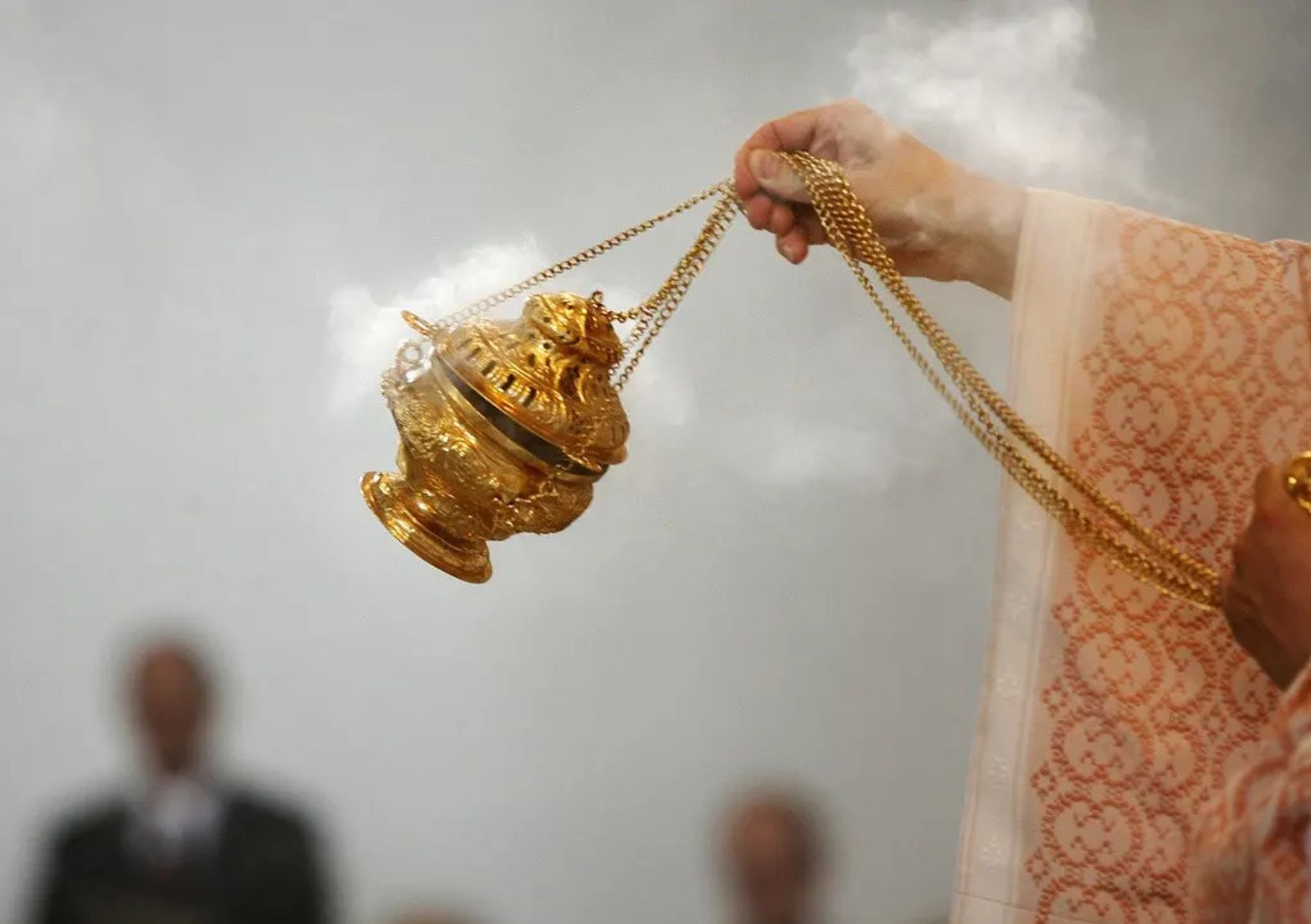 Weihrauch wird verströmt an einer Bischofsweihe im Kloster Einsiedeln.