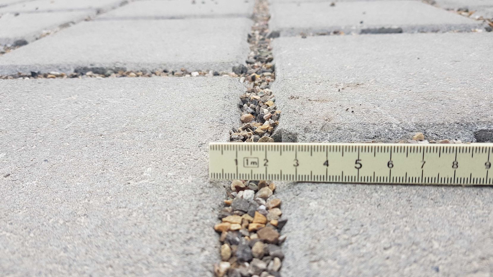 Die Fugen des Sickertrottoirs an der Illnauer Wingertstrasse sind drei Zentimeter breit.