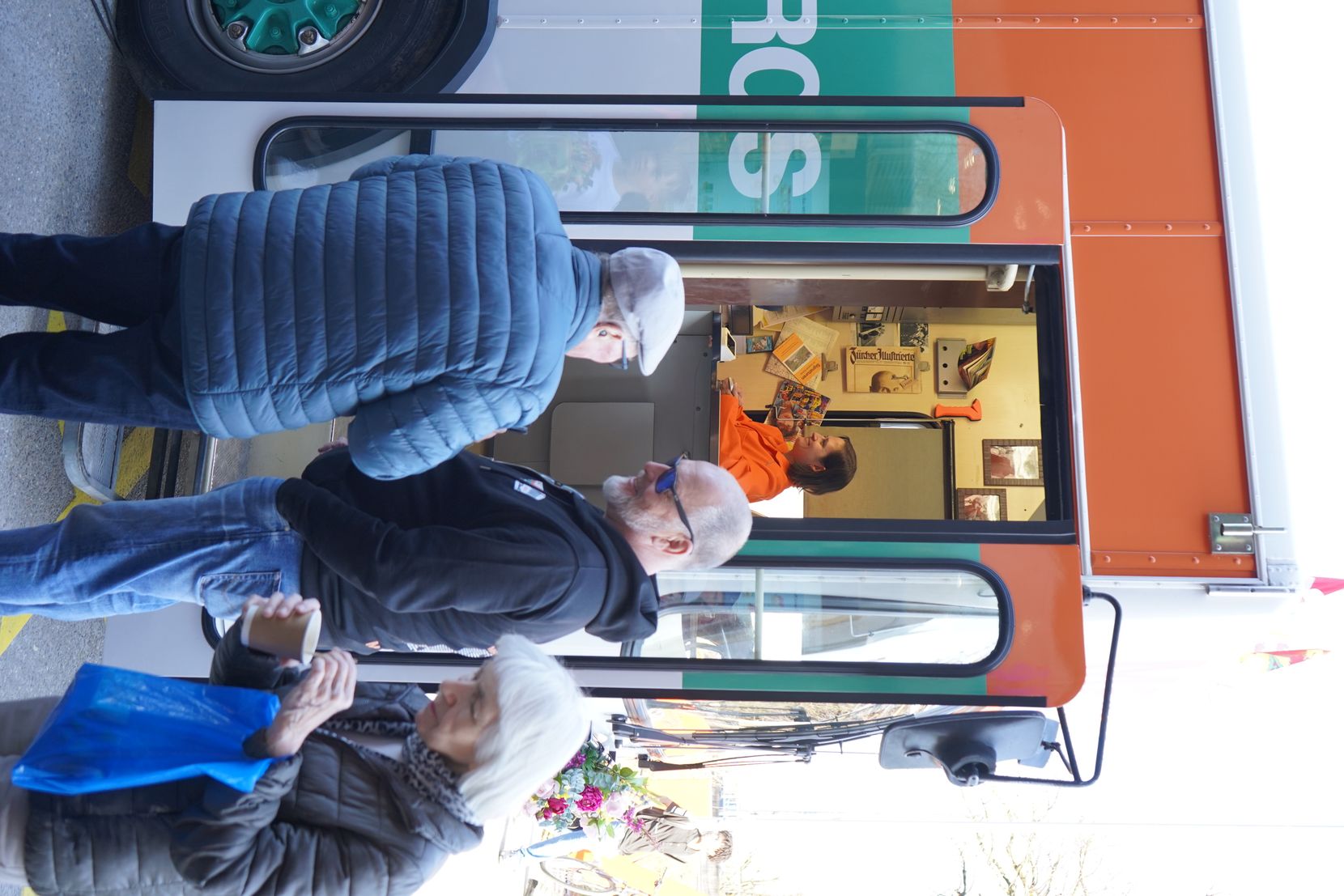 Der Migros-Bus tourte durch Fällanden, wo gratis Eistee verteilt wurde.