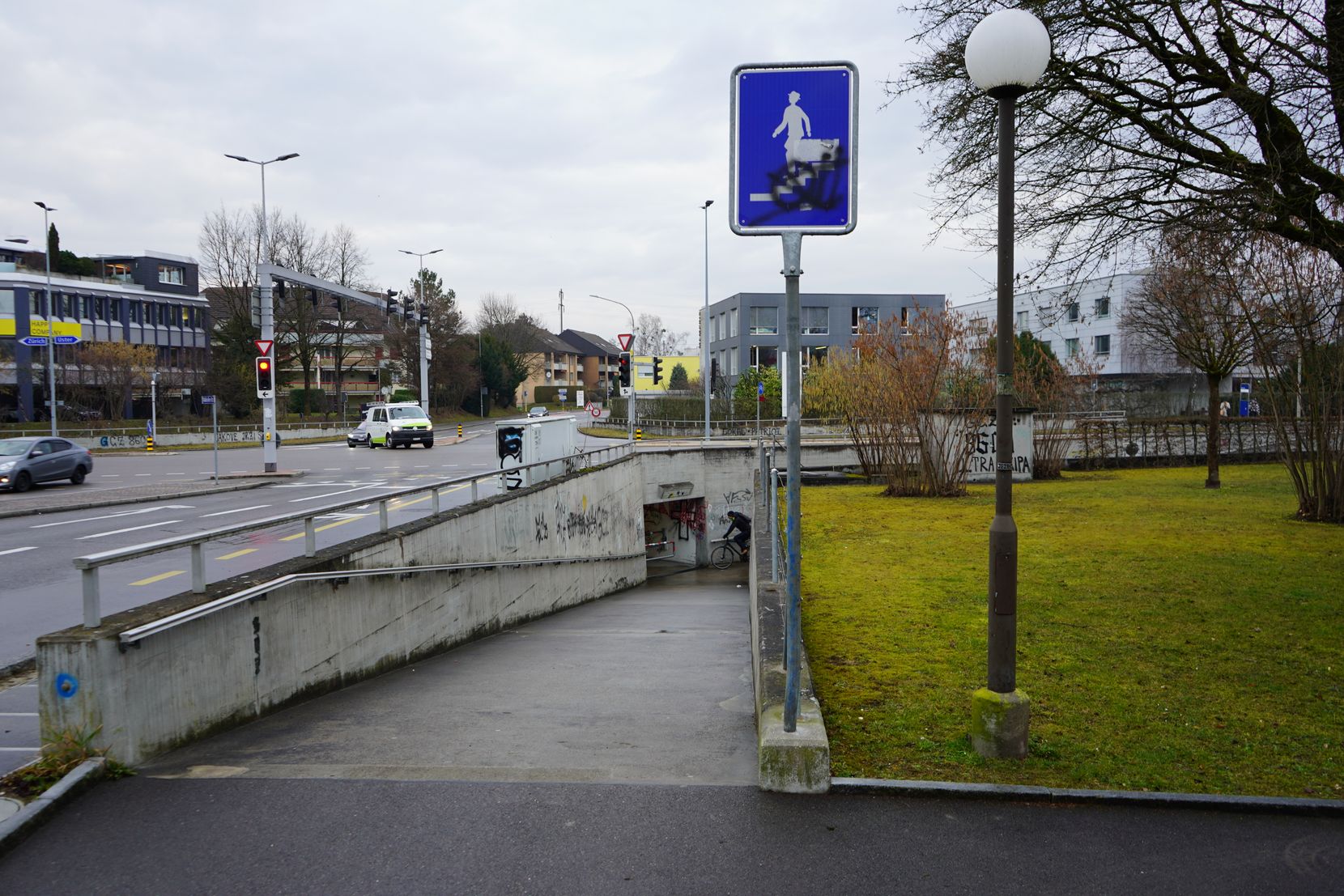 Eine Kreuzung in Dübendorf mit dem morgendlichen Verkehr.