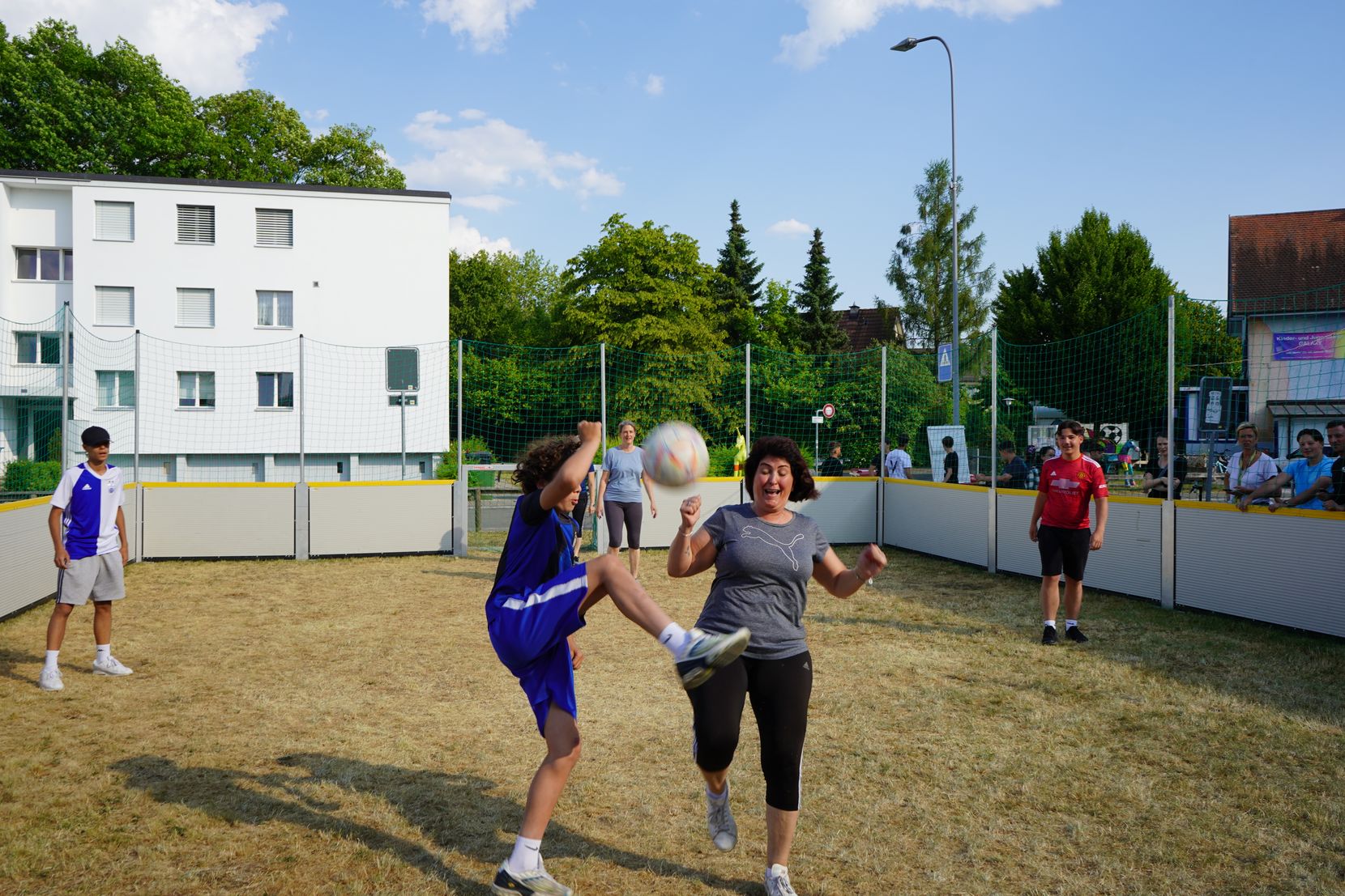 Jugendliche spielen Streetsoccer gegen Dübendorfer Politiker auf dem Leepünt-Areal.