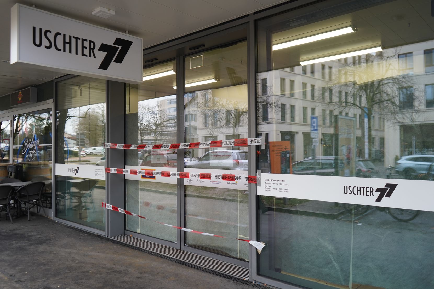 Geschlossene Türen nach der Brandstiftung im Uschter 77 in Uster.