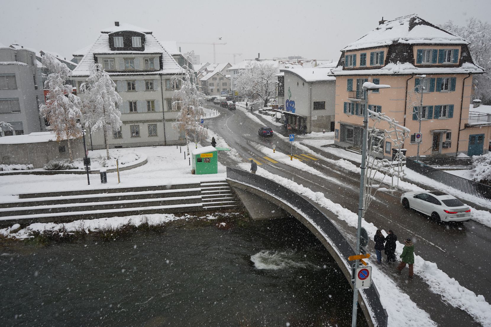 Ein Brücke und eine Strasse mit Schnee