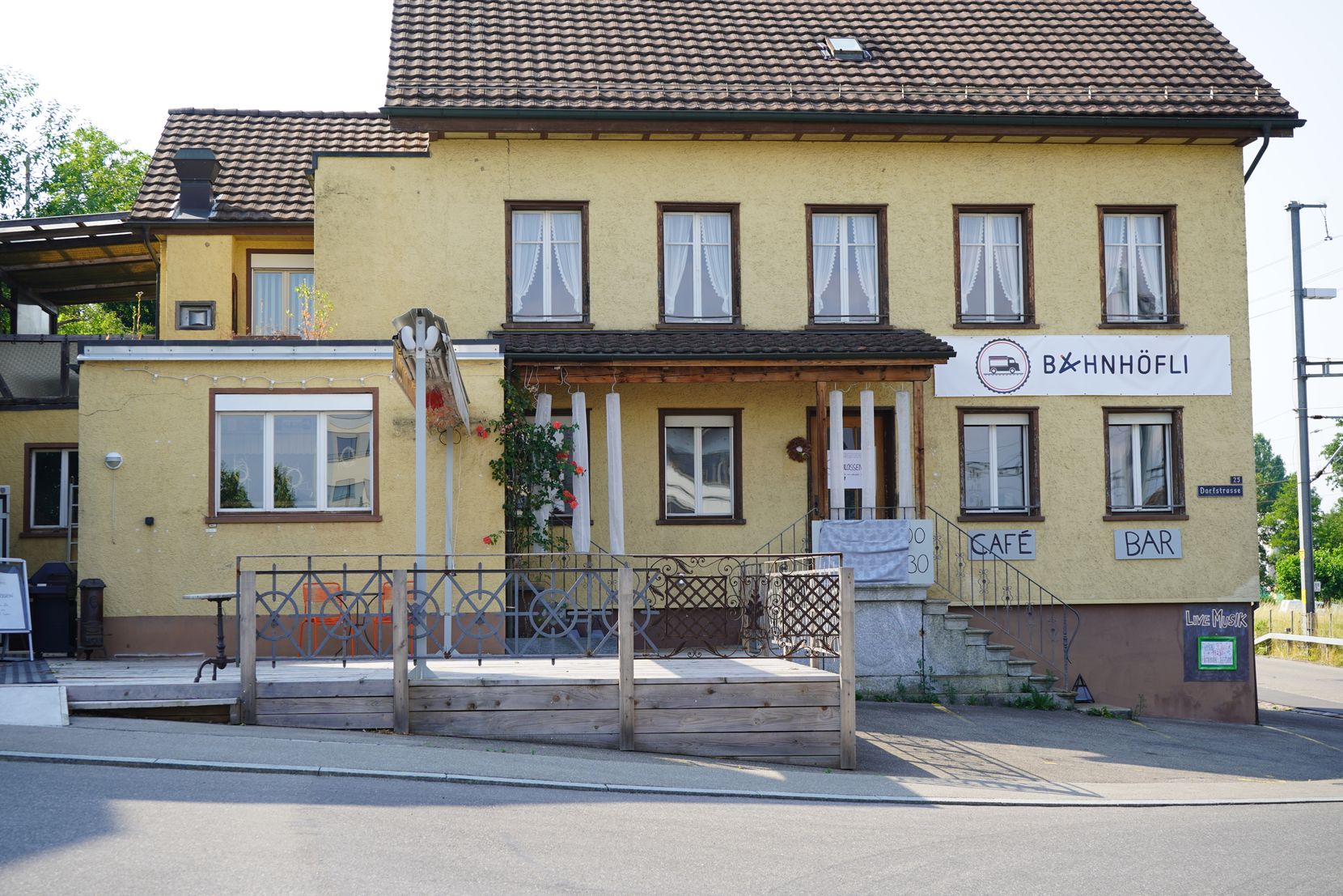 Ein Haus mit der Aufschrift «Bahnhöfli».