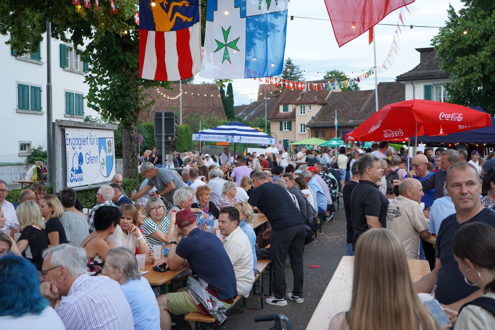 Viele Leute an Festbänken