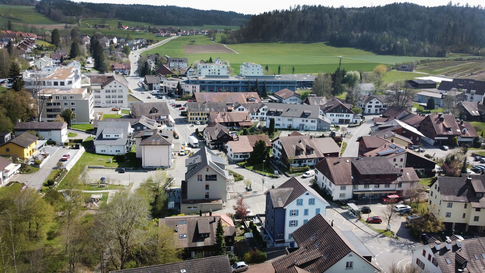 Blick aus der Luft auf Weisslingen.