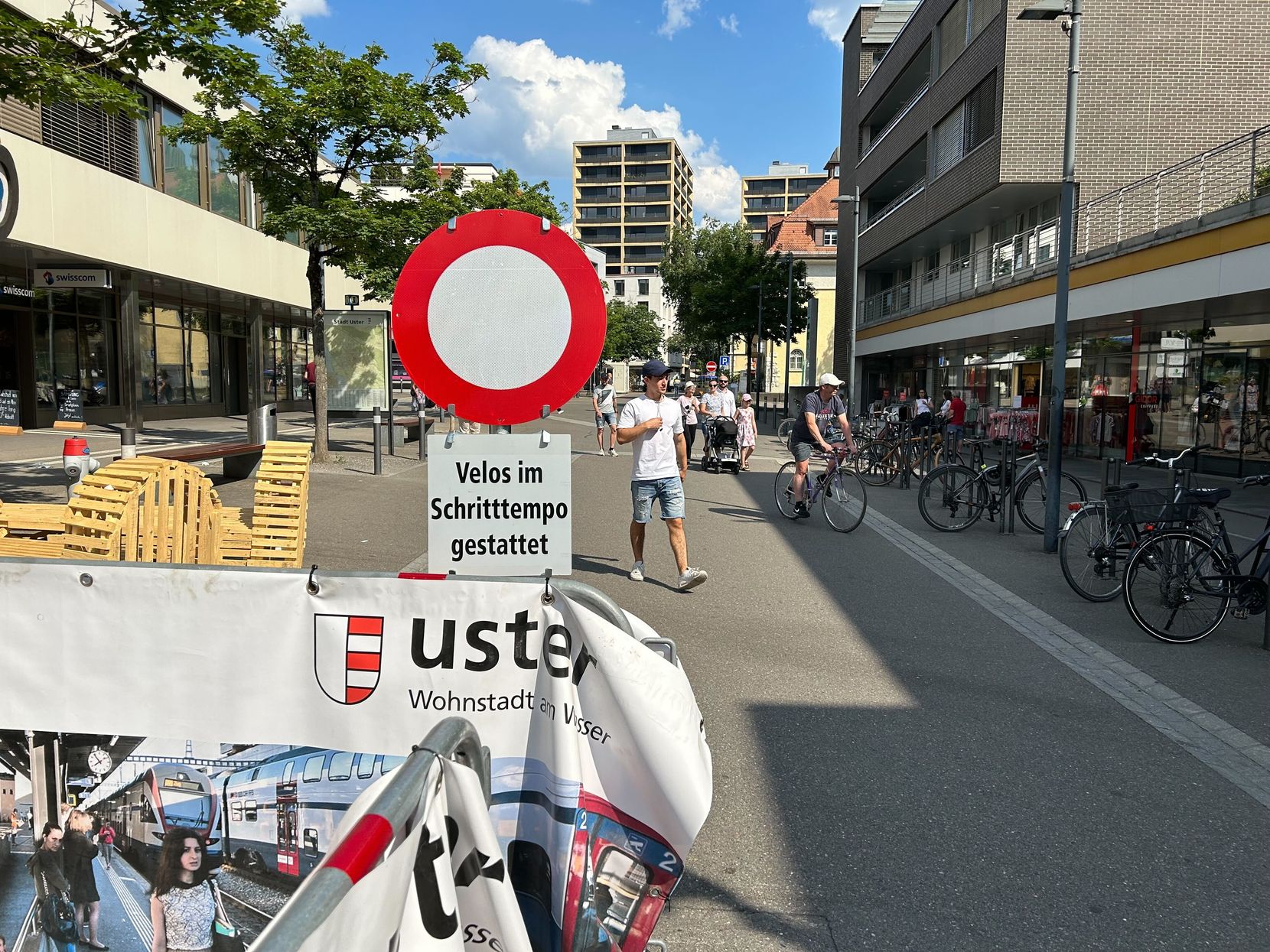 Fahrverbotstafel steht in der Innenstadt von Uster.