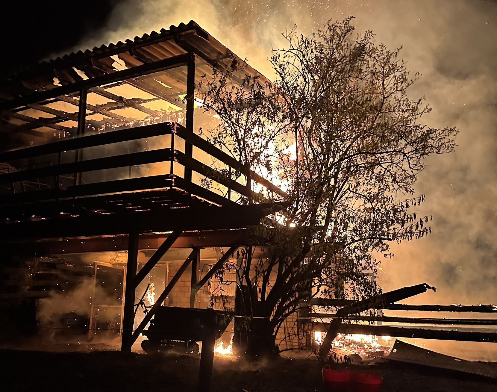 Auf dem Bild ist ein brennender Pferdestall in Gossau zu sehen.