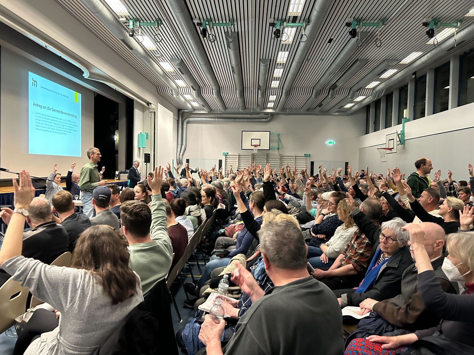 Über 330 Menschen strömten an die Gemeindeversammlung in Mönchaltorf.