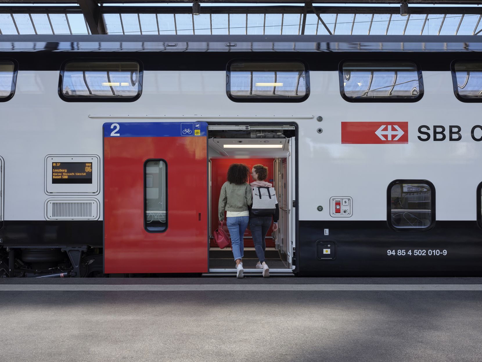 Zwei weibliche Reisende steigen in SBB-Zug ein