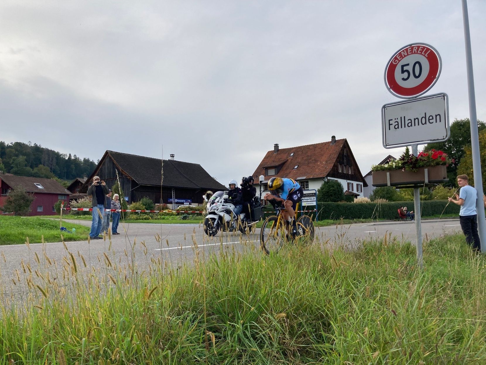 Ein Radfahrer fährt auf der Strasse.