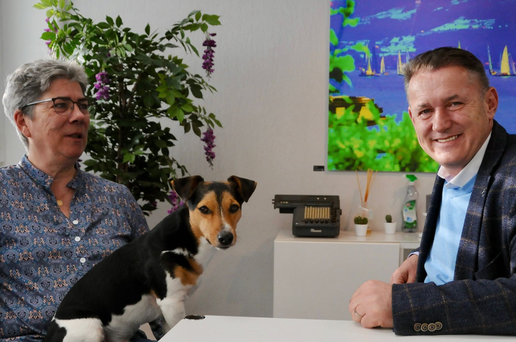 Ursula Trösch und Nijat Bajrami mit Jack Russell Buddy.