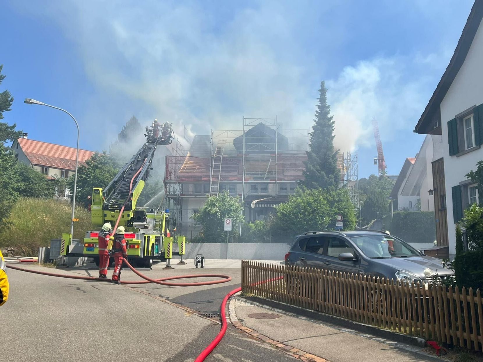 Ein Haus in Adetswil brennt am Montag, 12. Juni 2023.